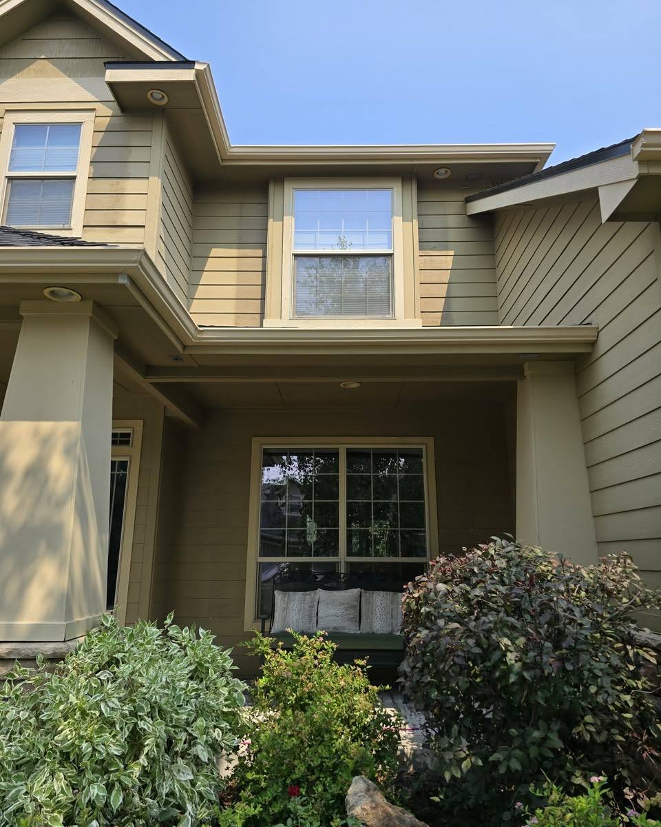 Seamless gutter above a covered patio on a Treasure Valley home